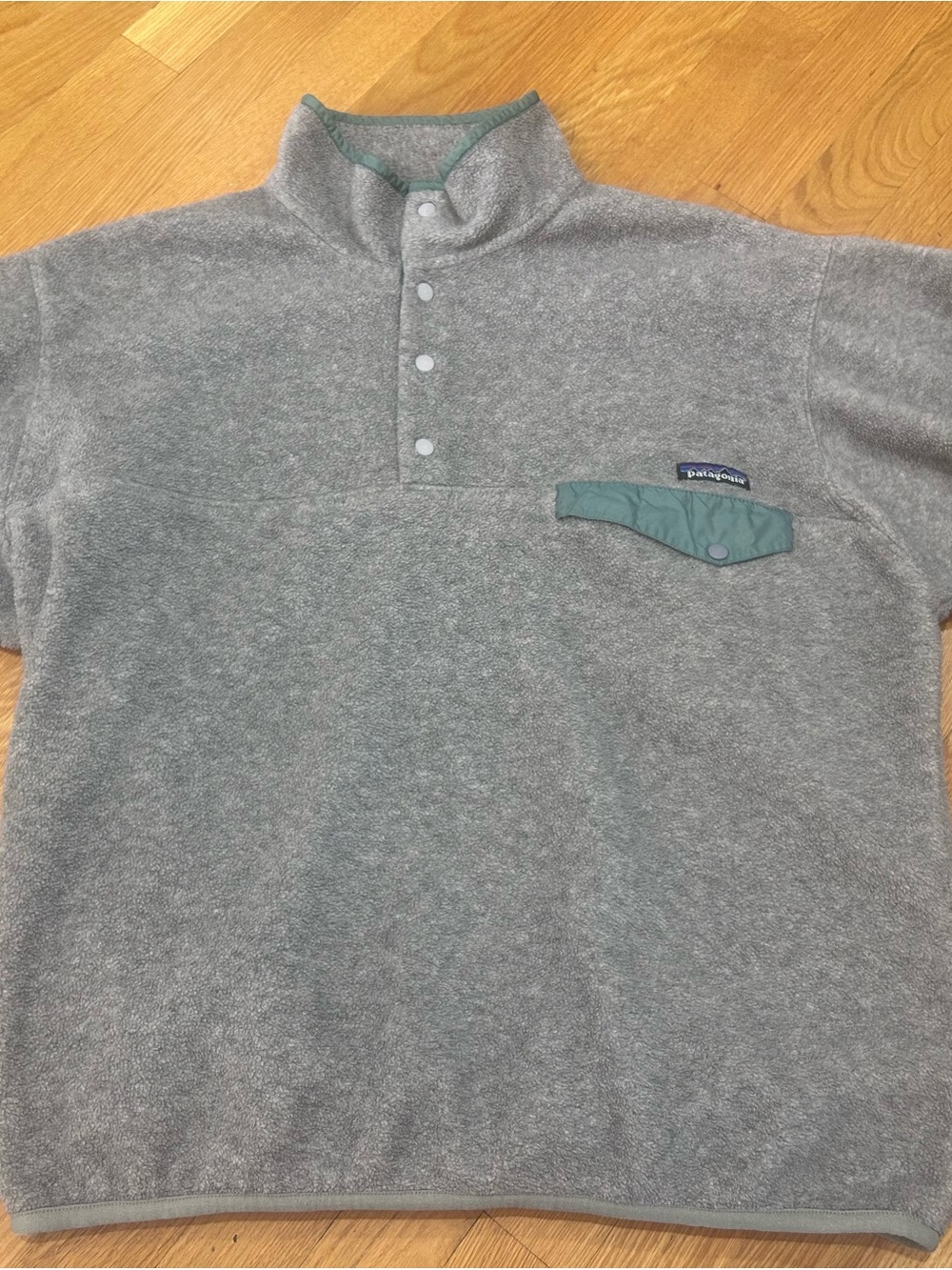 Patagonia vintage 1990s size large Synchilla fleece in light grey and green.